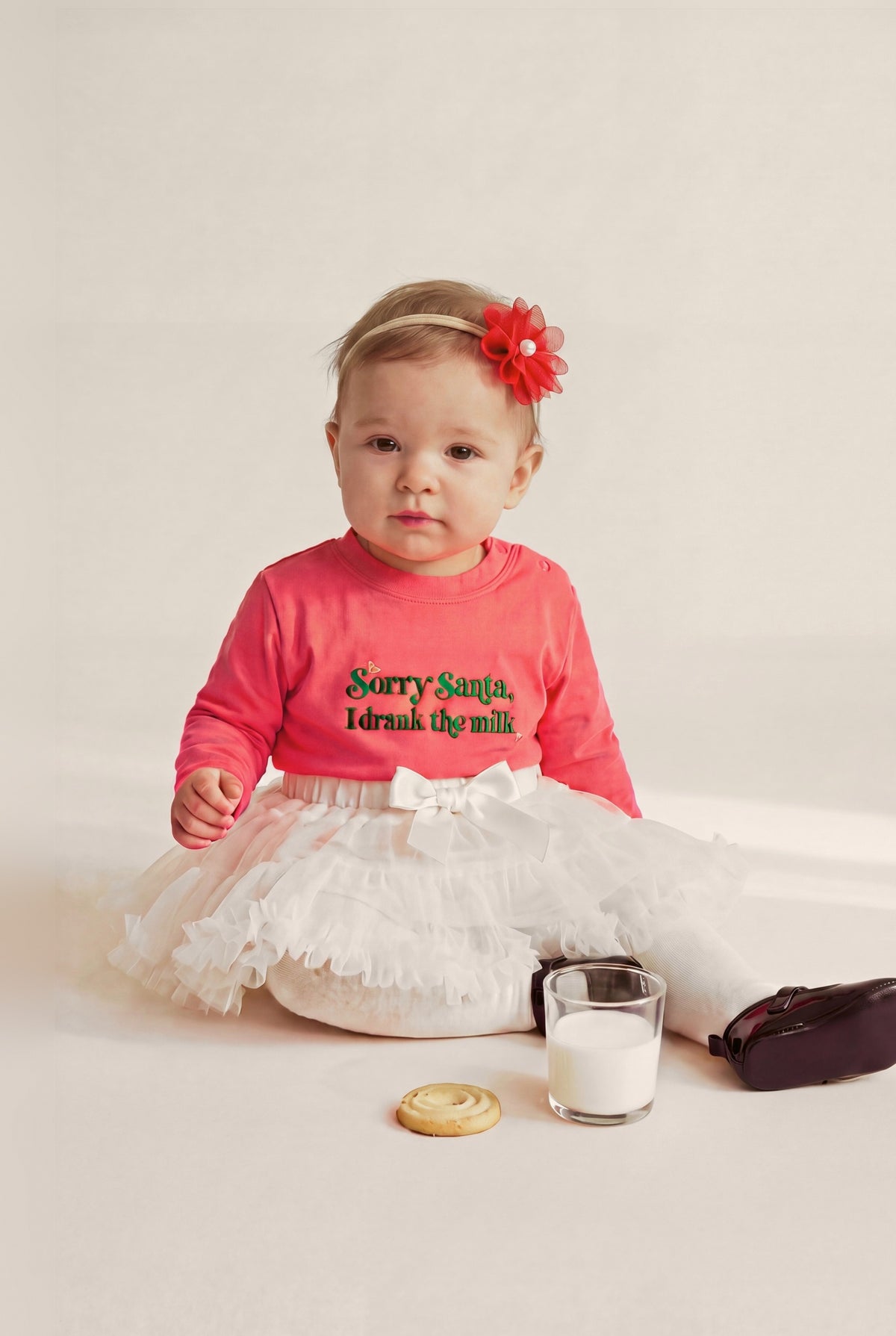 Maglia manica lunga ricamata "Sorry Santa, I drank the milk", foto indossata bimba con gonna tutù e fascetta fiore - Capsule Natale MADRESPERA