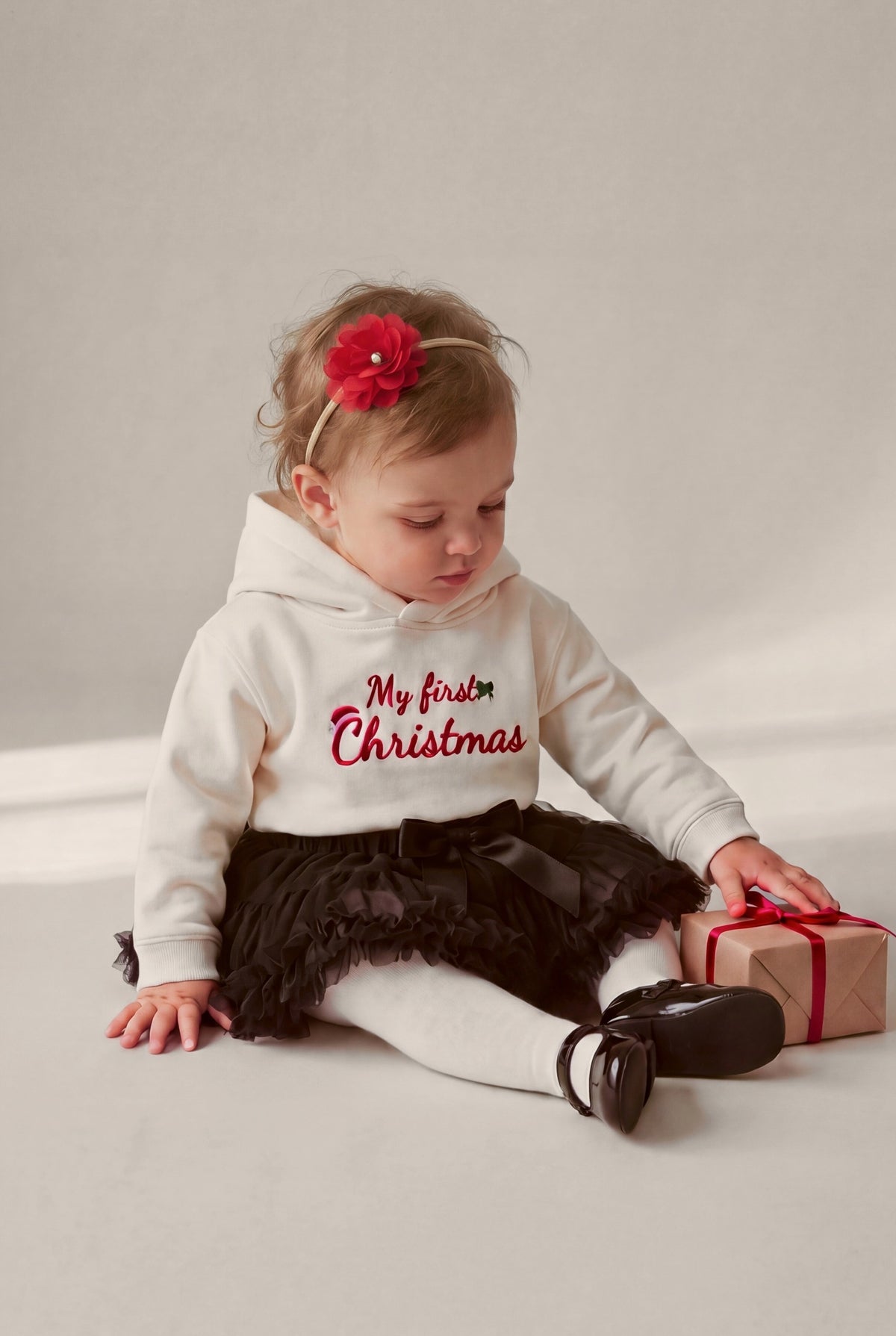 Felpa ricamata neonata "My first Christmas", foto indossata bimba con gonna tutù e fascetta fiore - Capsule Natale MADRESPERA