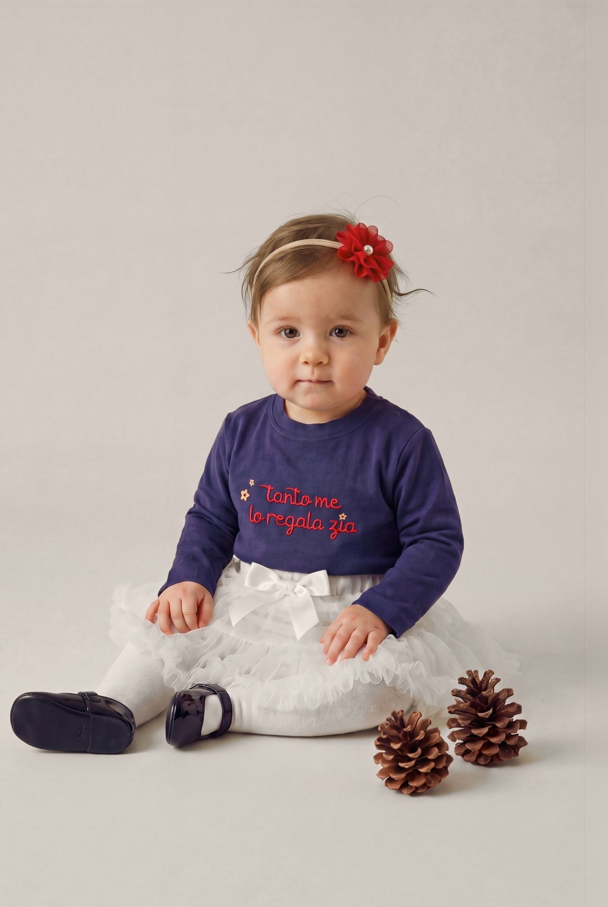 Maglia manica lunga ricamata "Tanto me lo regala zia", foto indossata bimba con gonna tutù e fascetta fiore - Capsule Natale MADRESPERA