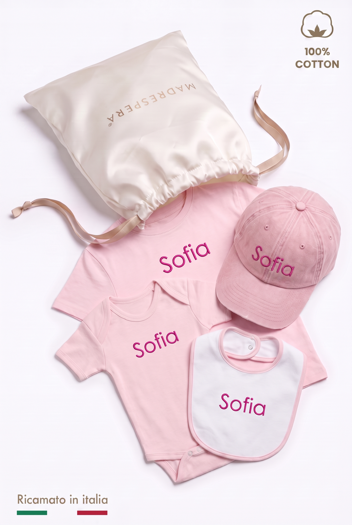 Box completa MADRESPERA in rosa: sacca regalo aperta con body, bavetta, t-shirt e cappellino con il nome Sofia ricamato in filo fucsia