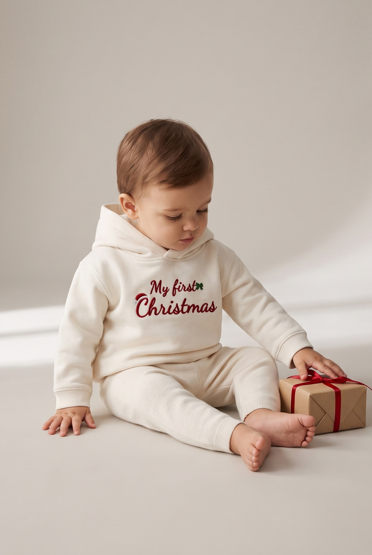 Felpa neonato panna con ricamo rosso "My first Christmas", foto indossata - Capsule Natale MADRESPERA