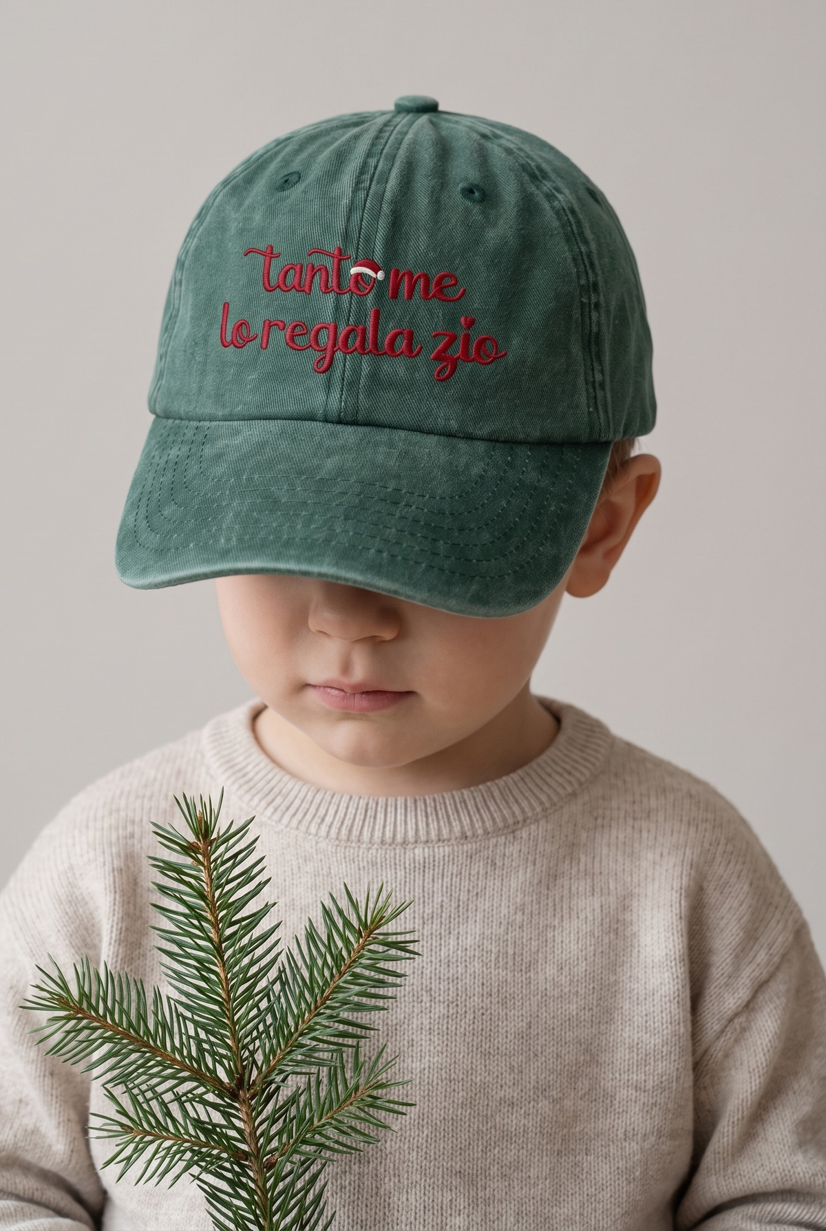Cappellino vintage bambino verde con ricamo rosso "Tanto me lo regala zio", foto indossata - Capsule Natale MADRESPERA