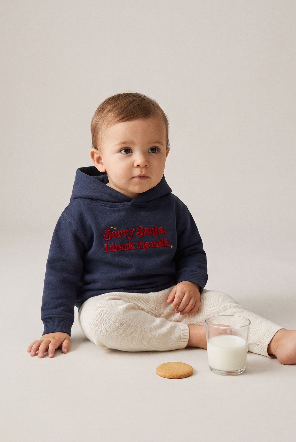 Felpa neonato blu navy con ricamo rosso "Sorry Santa, I drank the milk", foto indossata - Capsule Natale MADRESPERA