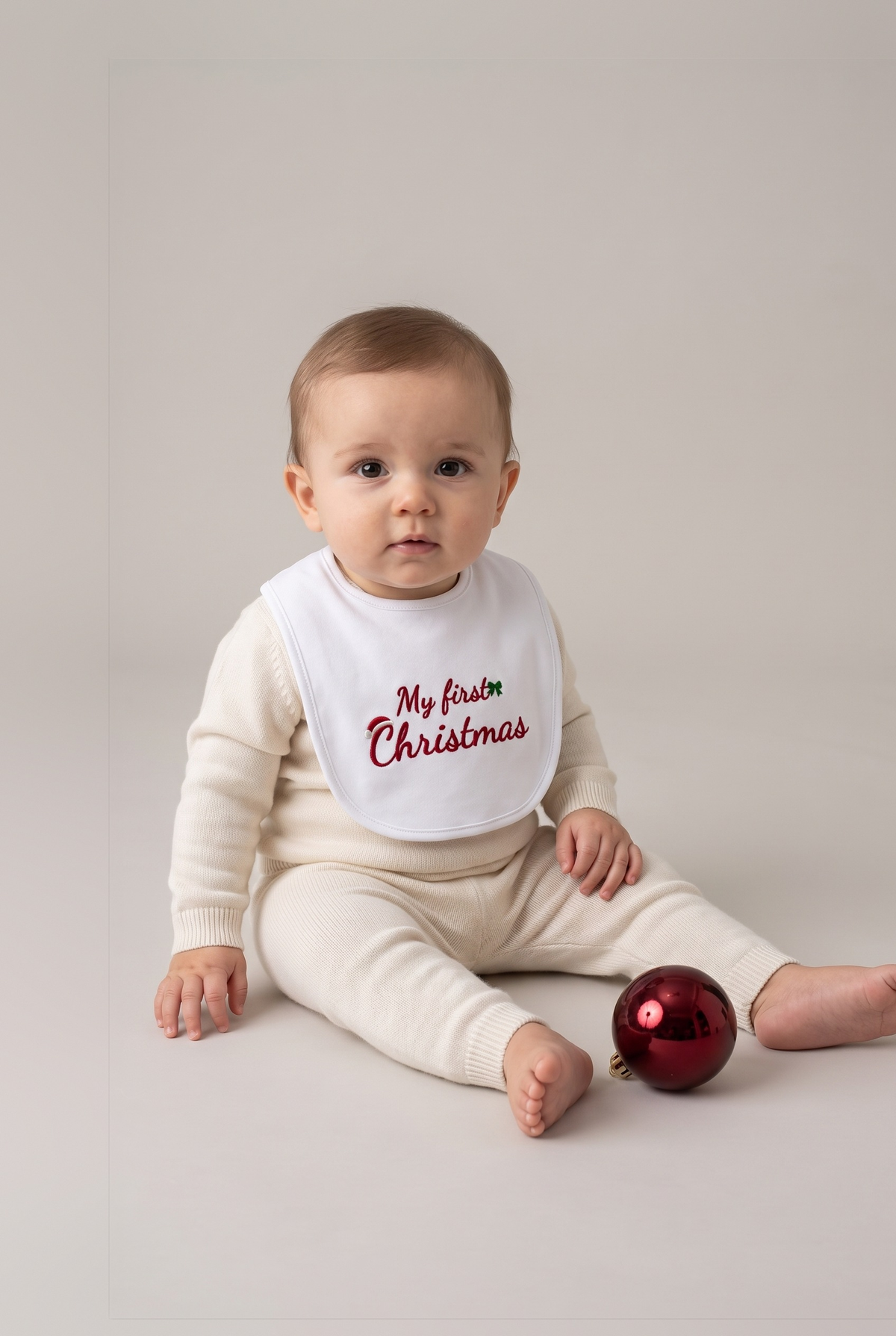 Bavetta neonato bianca con ricamo rosso "My first Christmas", foto indossata - Capsule Natale MADRESPERA