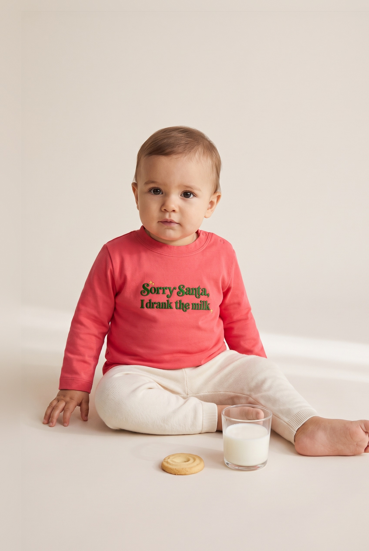 Maglia manica lunga neonato rossa con ricamo verde "Sorry Santa, I drank the milk", foto indossata - Capsule Natale MADRESPERA