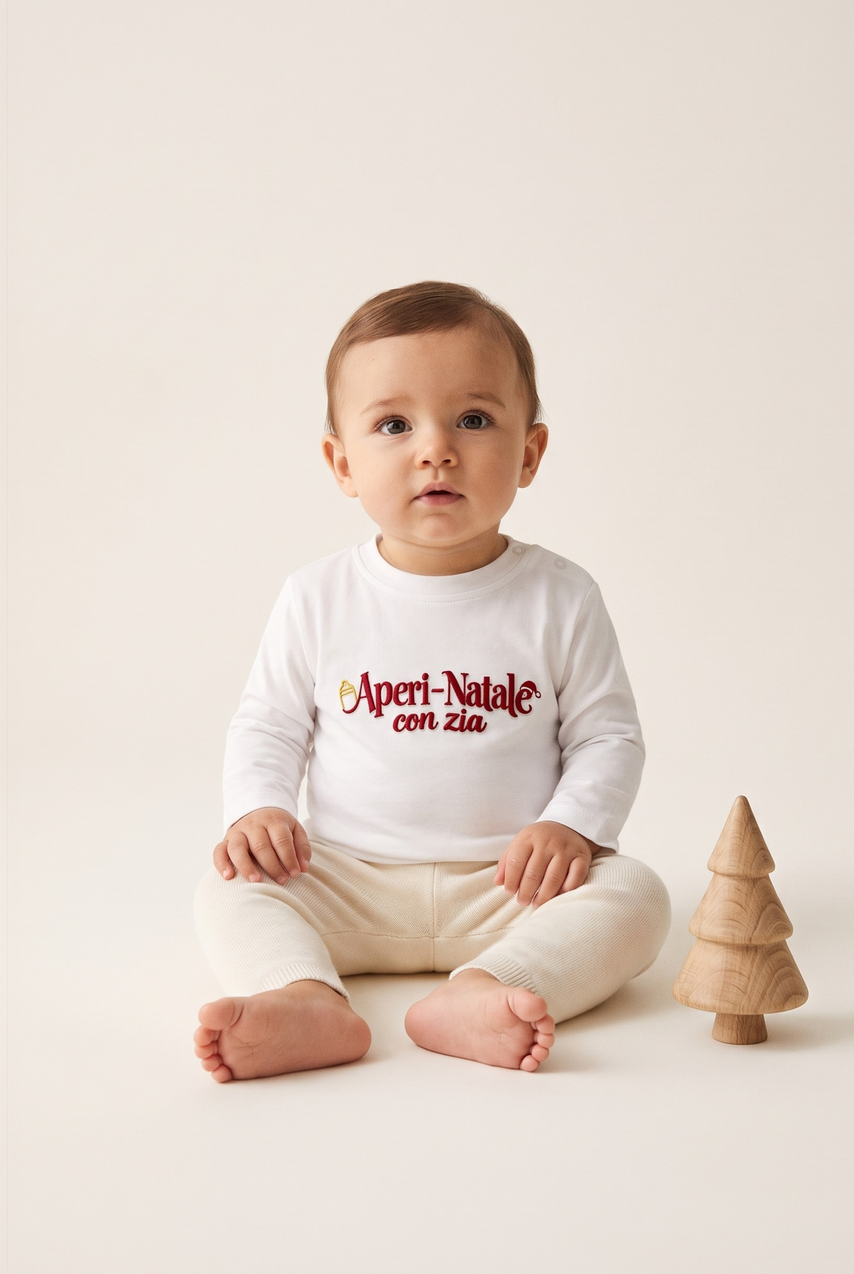 Maglia manica lunga neonato bianca con ricamo rosso "Aperi-Natale con zia", foto indossata - Capsule Natale MADRESPERA