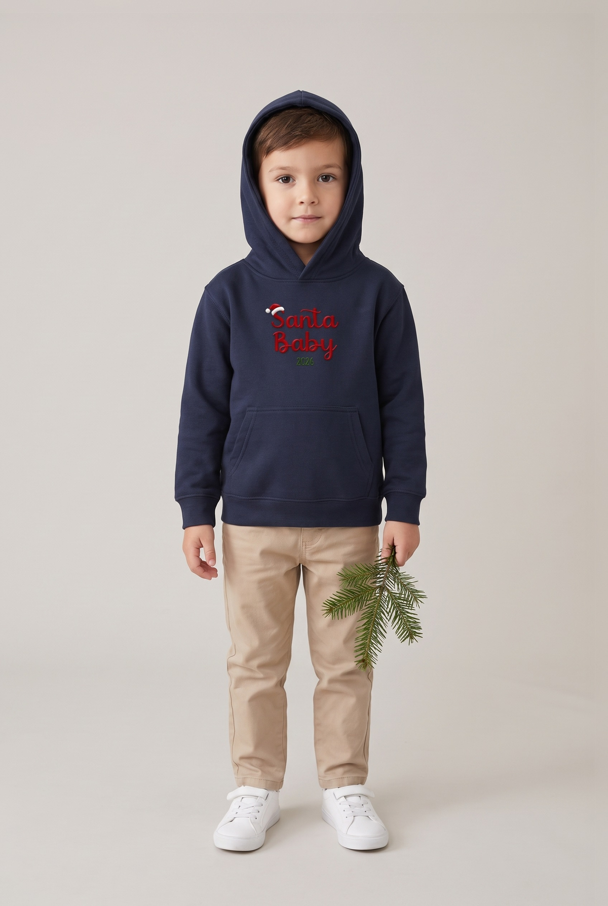 Felpa bambino blu navy con ricamo rosso "Santa Baby 2026", foto indossata - Capsule Natale MADRESPERA