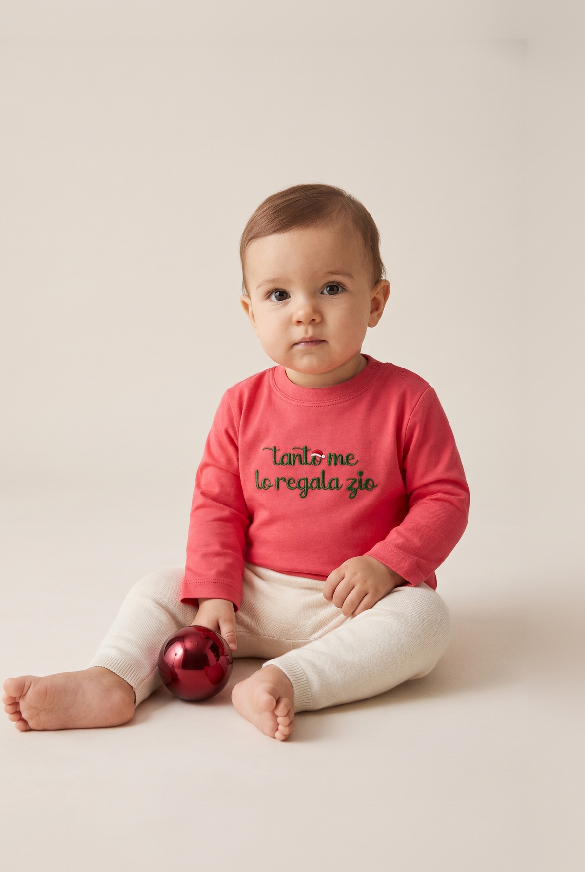 Maglia manica lunga neonato rossa con ricamo verde "Tanto me lo regala zio", foto indossata - Capsule Natale MADRESPERA