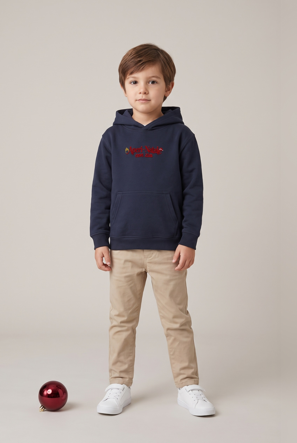 Felpa bambino blu navy con ricamo rosso "Aperi-Natale con zia", foto indossata - Capsule Natale MADRESPERA