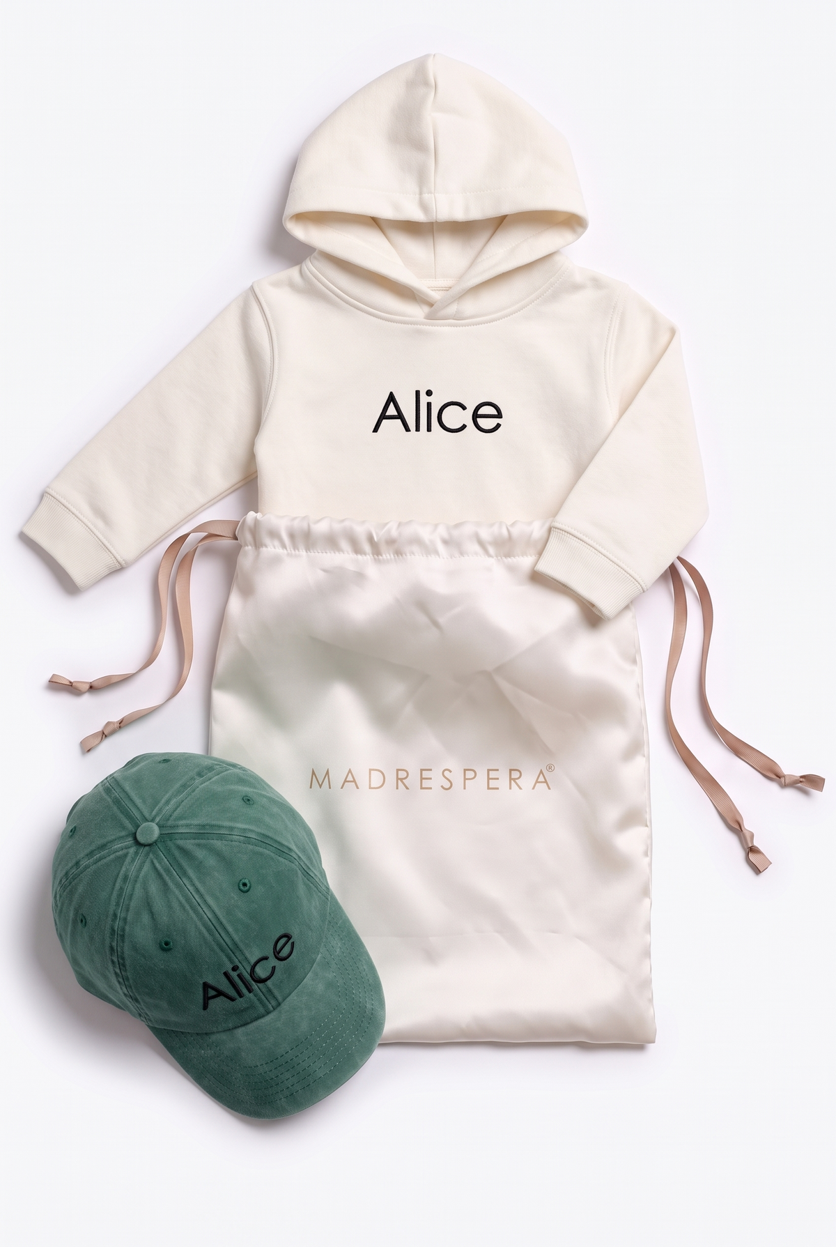 Box MADRESPERA: sacca in raso avorio con logo, felpa con cappuccio neonato panna e cappellino verde con il nome Alice ricamato in filo nero