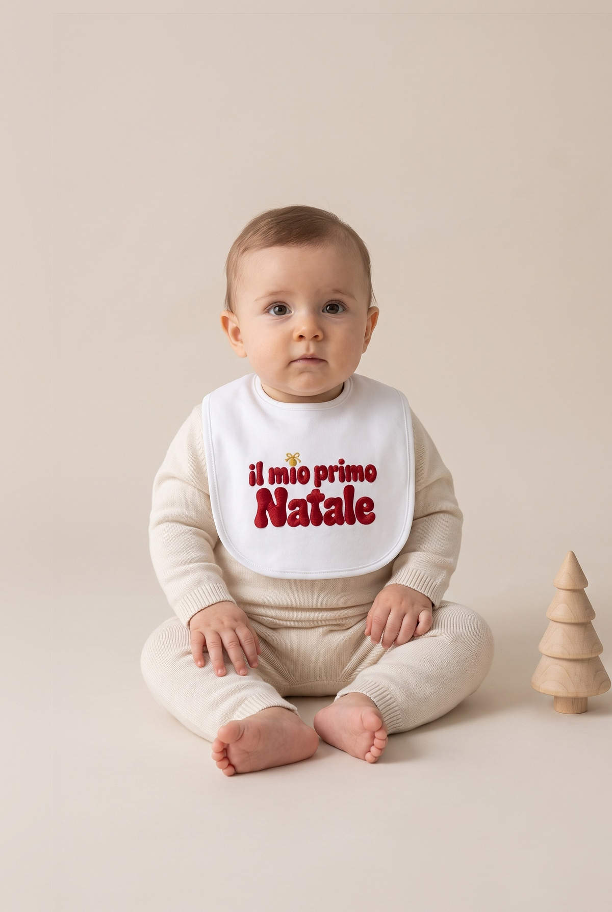 Bavetta neonato bianca con ricamo rosso "Il mio primo Natale", foto indossata - Capsule Natale MADRESPERA