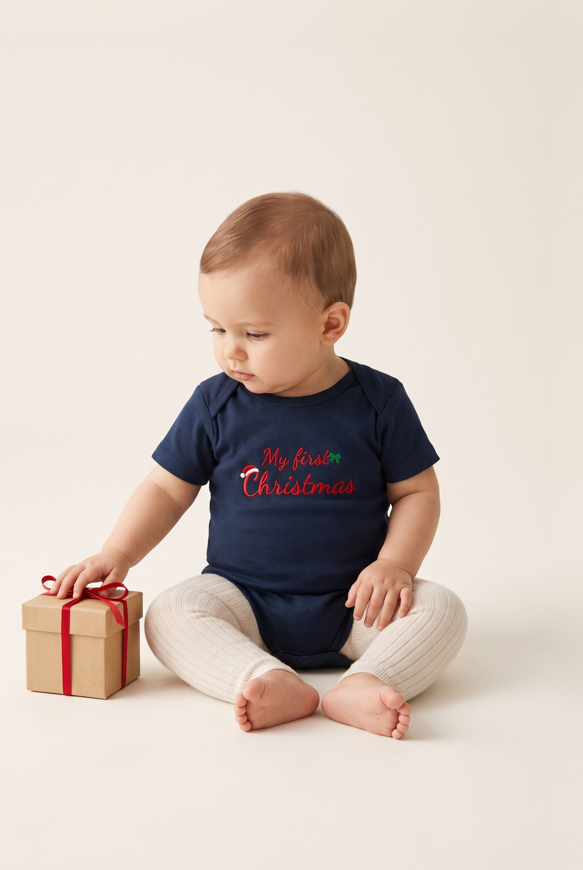 Body neonato blu navy con ricamo rosso "My first Christmas", foto indossata - Capsule Natale MADRESPERA