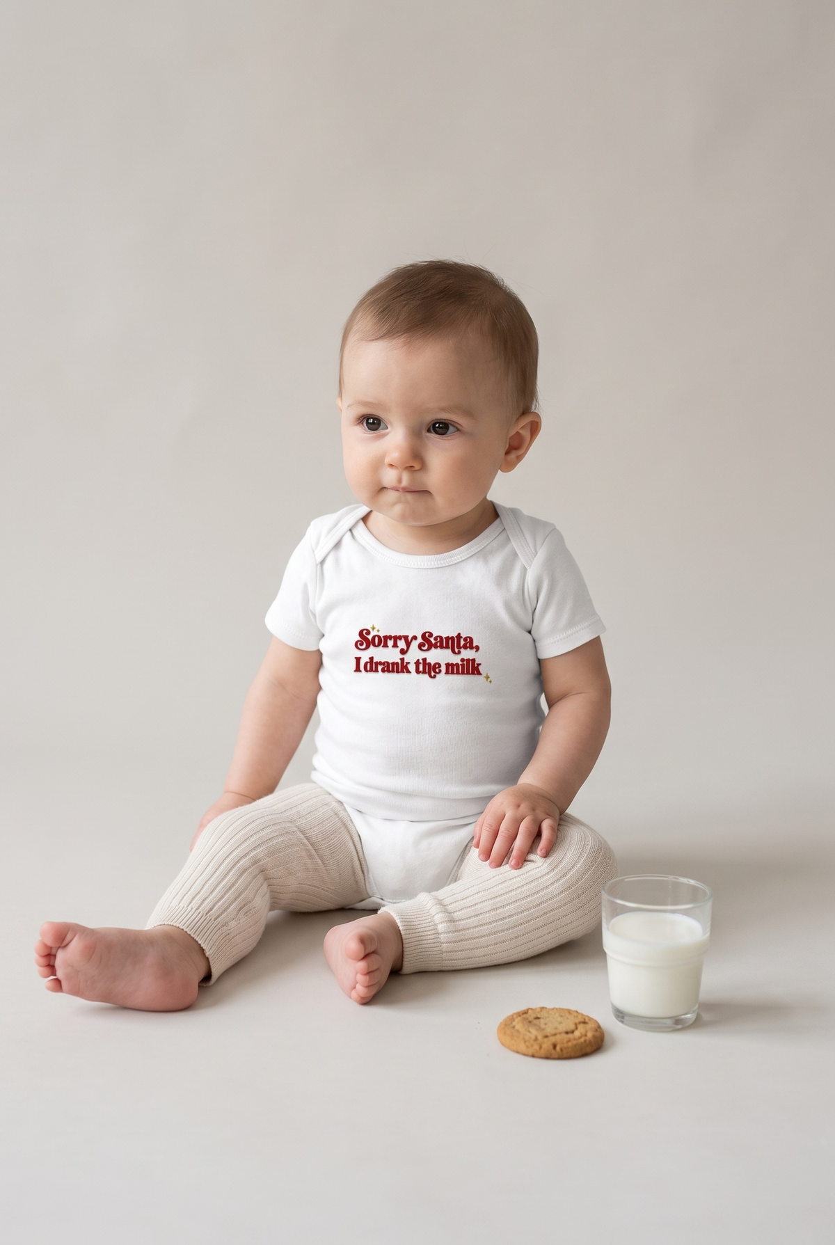 Body neonato bianco con ricamo rosso "Sorry Santa, I drank the milk", foto indossata - Capsule Natale MADRESPERA