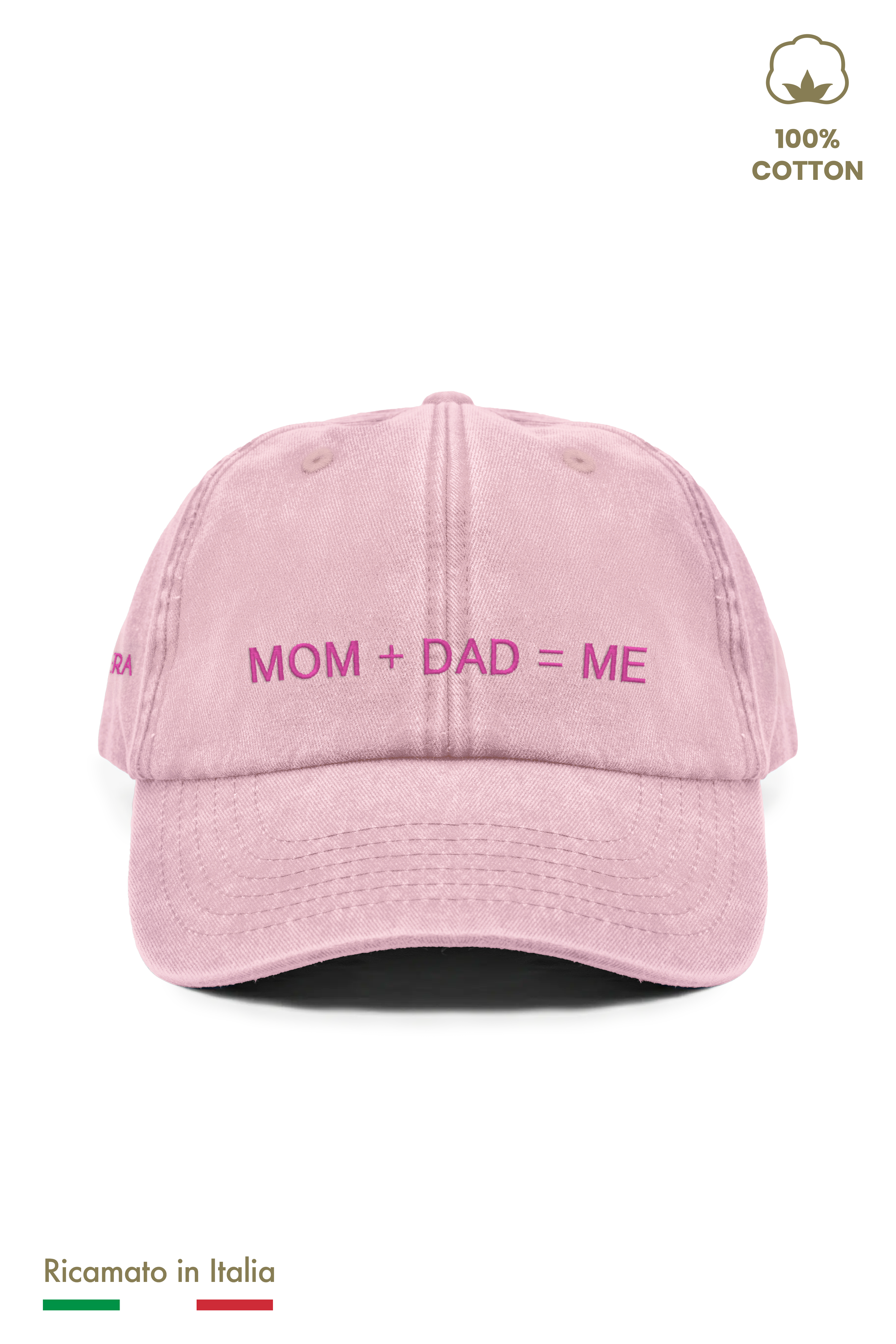 Cappellino vintage rosa per bambina con ricamo Mom + Dad = Me, vista frontale